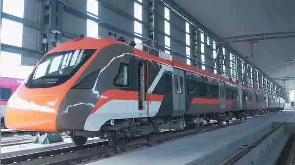 IndianTechGuide's tweet photo. 🚨 Indian Railways is all set to roll out its new train - the "Vande Metro" for intercity travel with an operational speed of 130 kmph. https://t.co/0Ozwoecb2N