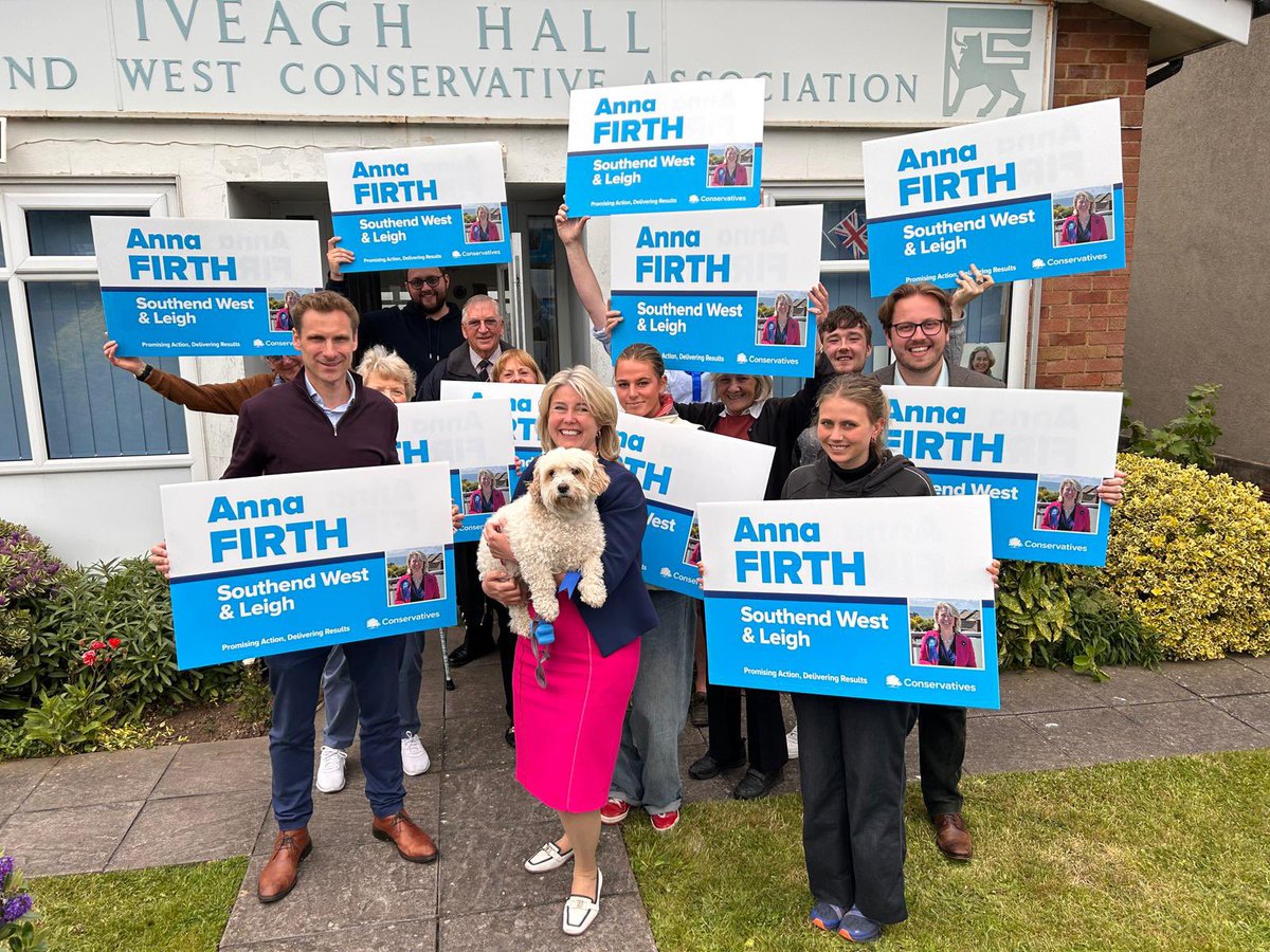 Anna_Firth's tweet photo. Continuing the campaign with my fab team and Lottie🐶 in #Belfairs and #BlenheimPark ❤️We are all getting our steps in! ⭐️
🚨A huge thank you to @CPhilpOfficial, Minister for Policing, who came to support my campaign. I am so grateful for all of the amazing support. 🙌
#AnnaFirth4SouthendWestandLeigh
#GeneralElection2024