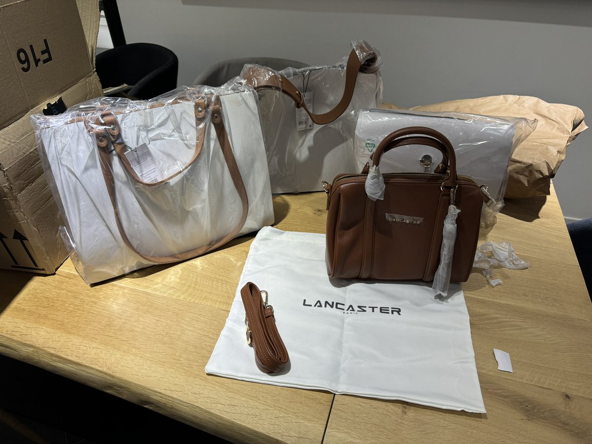 DLc77410's tweet photo. Grâce à @RAID_1O , j'ai reçu 4 sacs à main Lancaster pour seulement 257€ au lieu de 921€. 
Maintenant, j'ai un sac pour chaque humeur et mon porte-monnaie est toujours aussi stylé ! 👜💁‍♀️💸 #ModeMaline 
#RaidDesBonnesAffaires
#raid_1O https://t.co/bikLn3gPI6