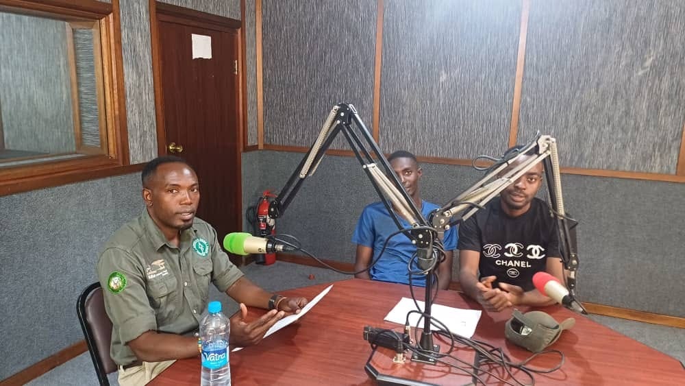 AfricanParks's tweet image. Kafue National Park in Zambia just launched the first episode of its new weekly radio show on radio station Itezhi Tezhi, covering conservation and the importance of protecting the ecosystem. You can listen to it online here: bit.ly/3KJSkyA