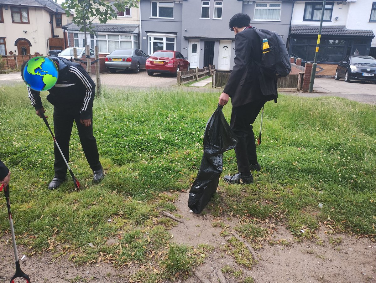 starbank_school's tweet photo. Day 4 of the Big Help Out: Groups of students dedicated their time to litter picking on Hob Moor Road, making a positive impact on the local environment. Proud of their hard work and community spirit! #BigHelpOut @StarAcademies #WeAreStar https://t.co/NkXqCW97MG