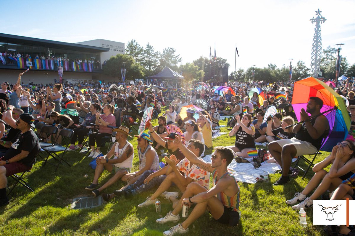 Thousands of people gathered at Levitt Pavilion on Saturday to celebrate Arlington's third annual Pride event. 🏳️‍🌈
(📸: <a href="/PixaPerfect_/">Samari Goffney</a>)
theshorthorn.com/gallery/photos…