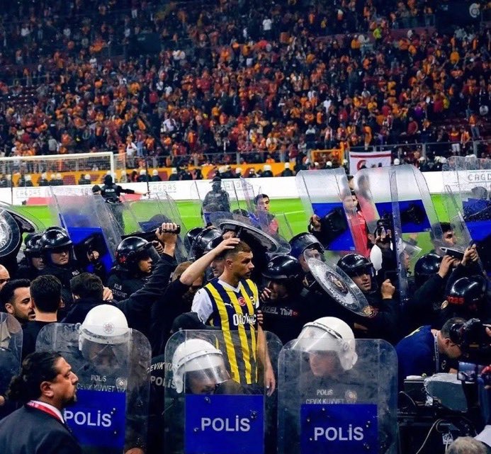 #WeLoveYouEdinDzeko <a href="/EdDzeko/">Edin Džeko</a>