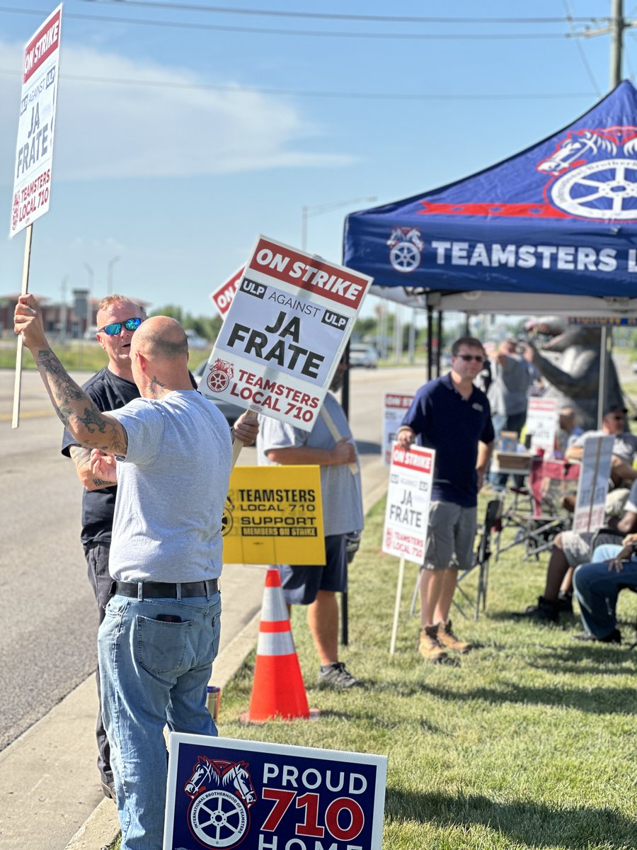 Teamsters710's tweet photo. ✊ HAPPENING NOW: #Local710 JA Frate members are ON THE PICKET LINE NOW! The drivers and warehouse workers in Crystal Lake, Elk Grove Village, and Waukegan are out on a ULP strike against their employer, fighting for a fair contract that respects the work they do! #TeamsterStrong https://t.co/5kp7E40UCK