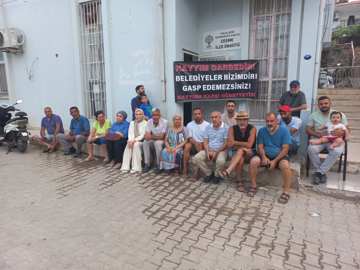 demparticesme's tweet photo. Çeşme İlçe Örgütü olarak darbeye karşı oturma eylemlerimize başladık. 
Kayyım Gidecek, Biz Kalacağız!
#DirenHakkari https://t.co/OMID0guQTJ