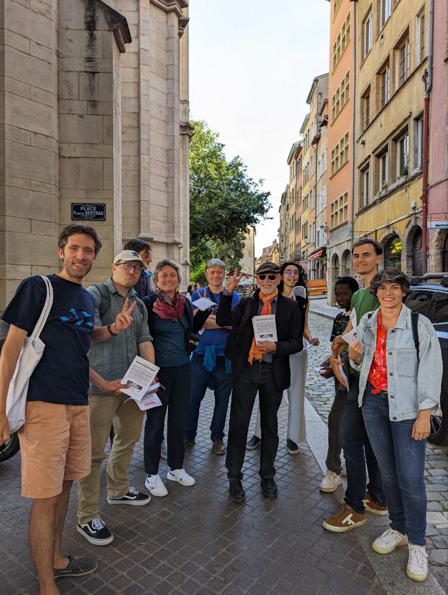 Frontpop6901's tweet photo. Le #nouveaufrontpopulaire en porte à porte ce soir dans le quartier Saint Georges #Lyon5 pour la #circo6901 ✊🏽✌🏽

Une magnifique campagne qui débute contre la politique de Macron #Rudigoz et l' #extremedroite ! https://t.co/GX70g0WCH2