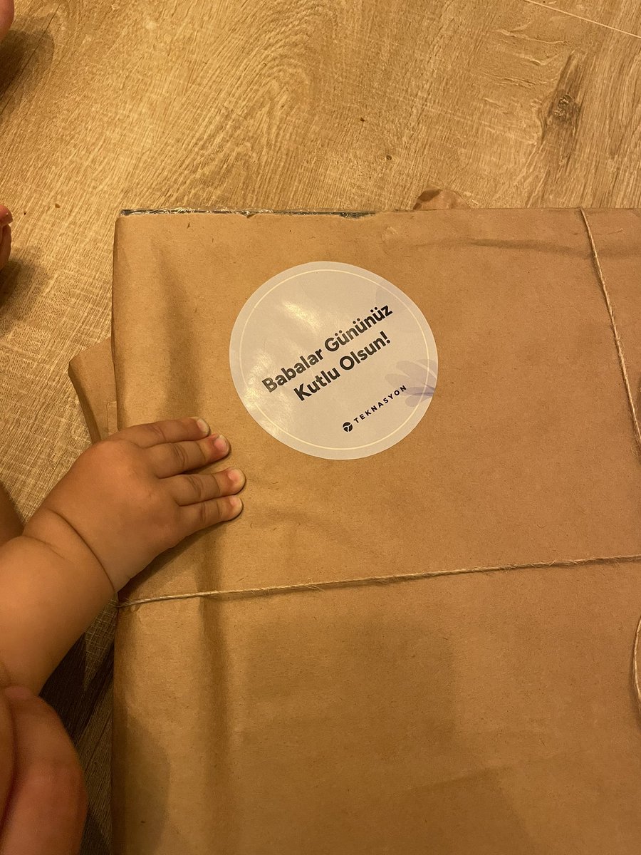 Mertmengu's tweet photo. Aynı iş yerini paylaştığınız insanlar bir an kapınızı çalıp yüzünüze duygu yüklü bir gülümseme kondurabilir :) Teşekkürler @teknasyon https://t.co/2ik17Blt83