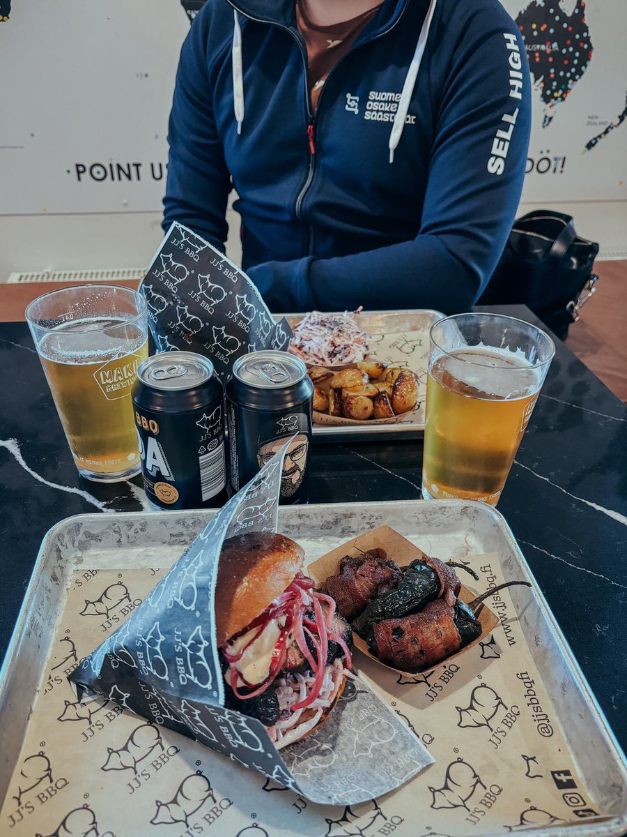 Osinkoinsinoori's tweet photo. Tänään yllätysvisiitti syömään todennäköisesti maailman parasta Black Angus Brisket Burgeria Salossa sijaitsevassa JJ’s BBQ:ssa.
Jos et ole käynyt, niin suosittelen!
Kun lähti isolle kirkolle, niin piti laittaa @osakeliitto edustusvaatteet päälle!🔥
#jjsbbq #buylowsellhigh https://t.co/33kaB8iicN