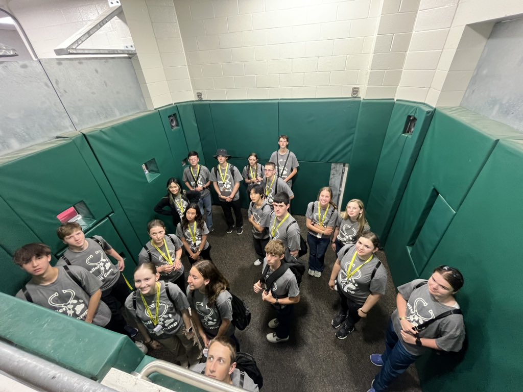 BoilerVetCamp's tweet image. Showing the campers how we keep horse safe in padded rooms #TeamDiesel