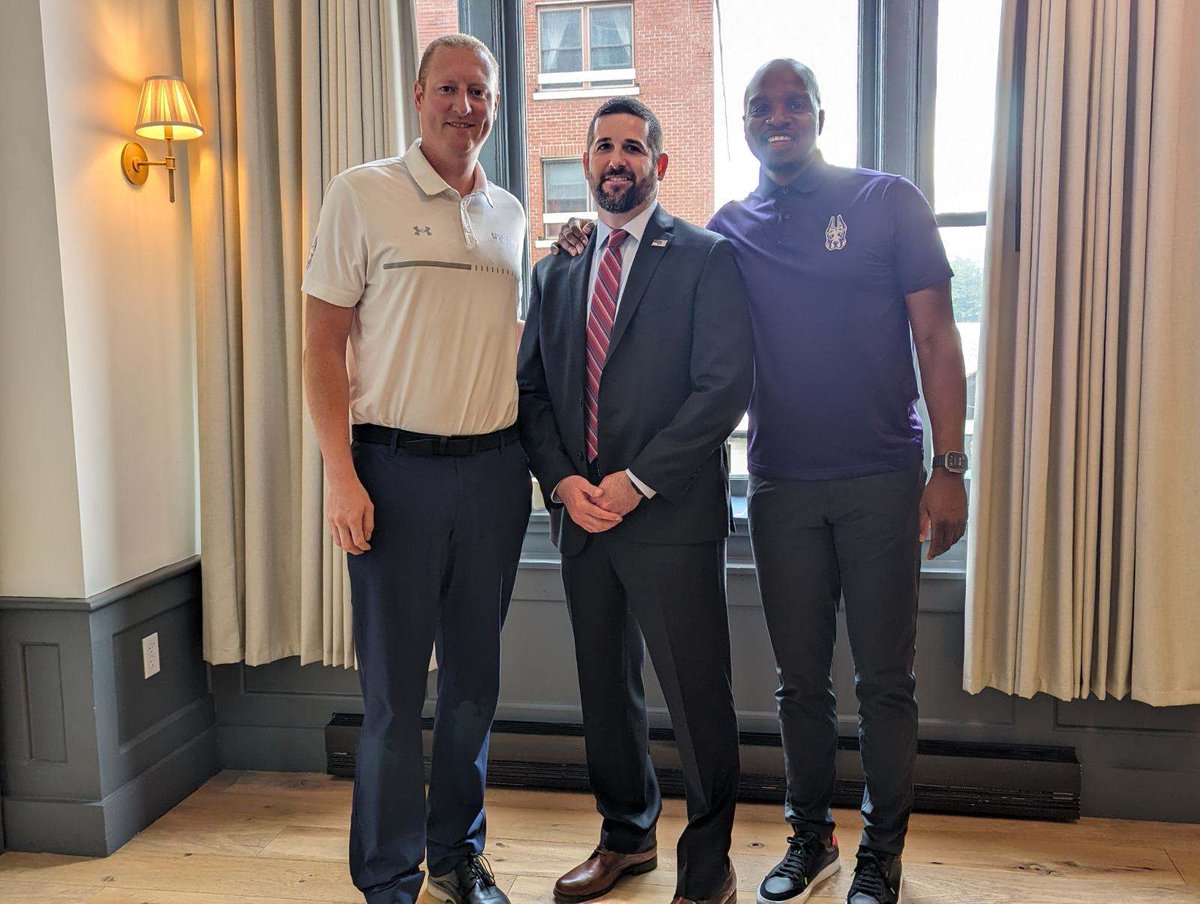 Travis_Wilson23's tweet photo. Great day yesterday at the FBI Leadership Conference. Really good presentation by @CoachKillingsDK on team building and process oriented goals. Great experience for everyone. https://t.co/puil4N7vRt