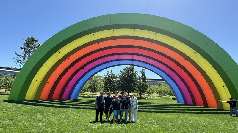 WWDC : la photo des frenchies sous l'arc-en-ciel d'Apple Park !
mac4ever.com/183022
 #Mac4Ever #WWDC