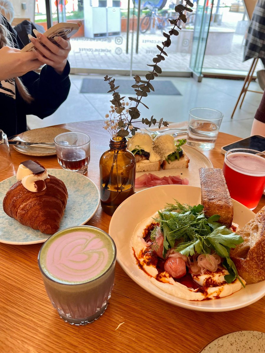 🇨🇦 Vancouver brunch｜📍Nemesis Coffee
I went there for this building, which looks like an upside-down rose. 
Unexpectedly delicious. 
📍Nemesis Coffee GNW 
has three branches, this one is on the great north way.