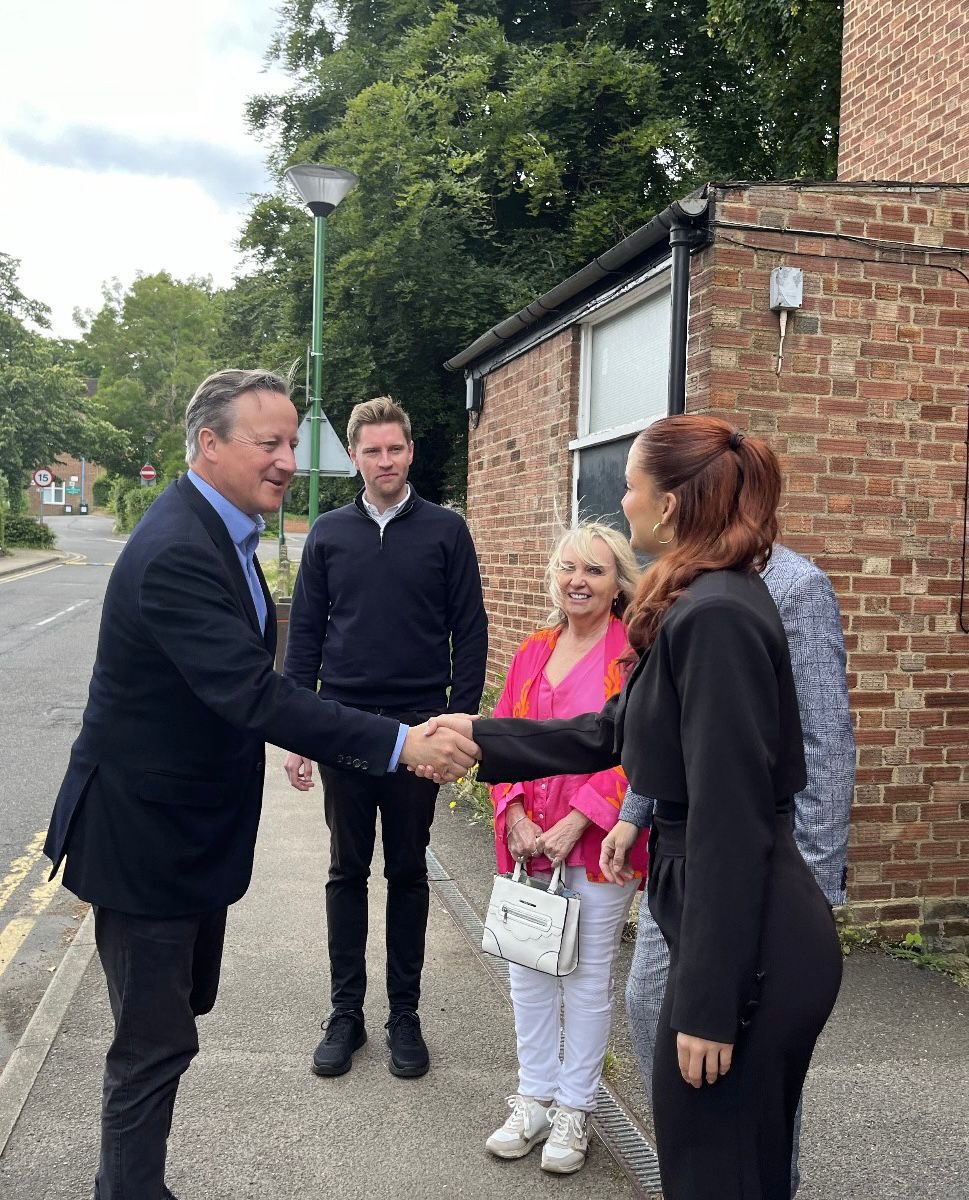 David_Cameron's tweet image. Great to join @DunfieldPrayero in Wimbledon, meeting volunteers from @Med_LL_Ukraine, a fantastic local initiative supporting those on the frontline in Ukraine; and visit innovative local businesses in Esher with @john_cope