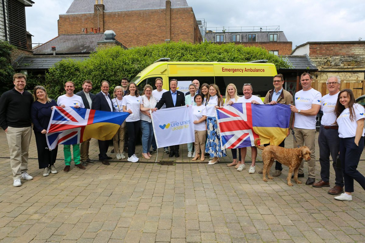 David_Cameron's tweet image. Great to join @DunfieldPrayero in Wimbledon, meeting volunteers from @Med_LL_Ukraine, a fantastic local initiative supporting those on the frontline in Ukraine; and visit innovative local businesses in Esher with @john_cope
