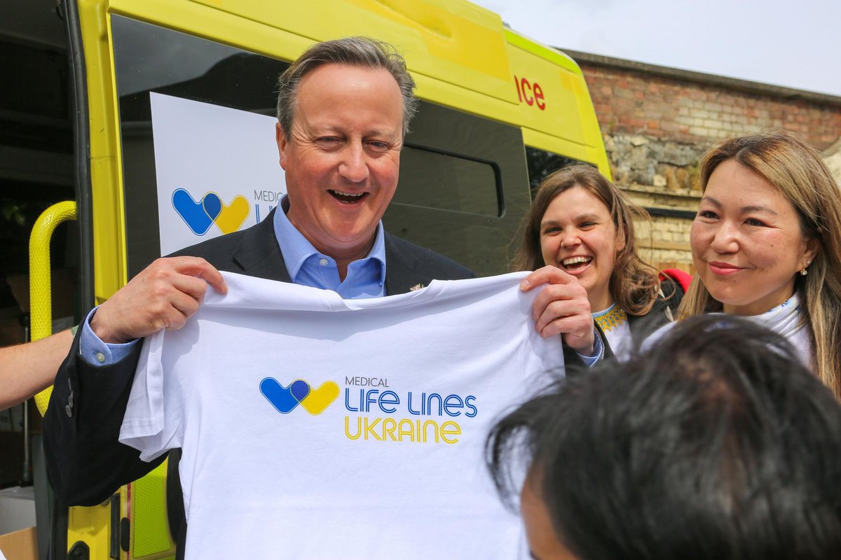 David_Cameron's tweet image. Great to join @DunfieldPrayero in Wimbledon, meeting volunteers from @Med_LL_Ukraine, a fantastic local initiative supporting those on the frontline in Ukraine; and visit innovative local businesses in Esher with @john_cope