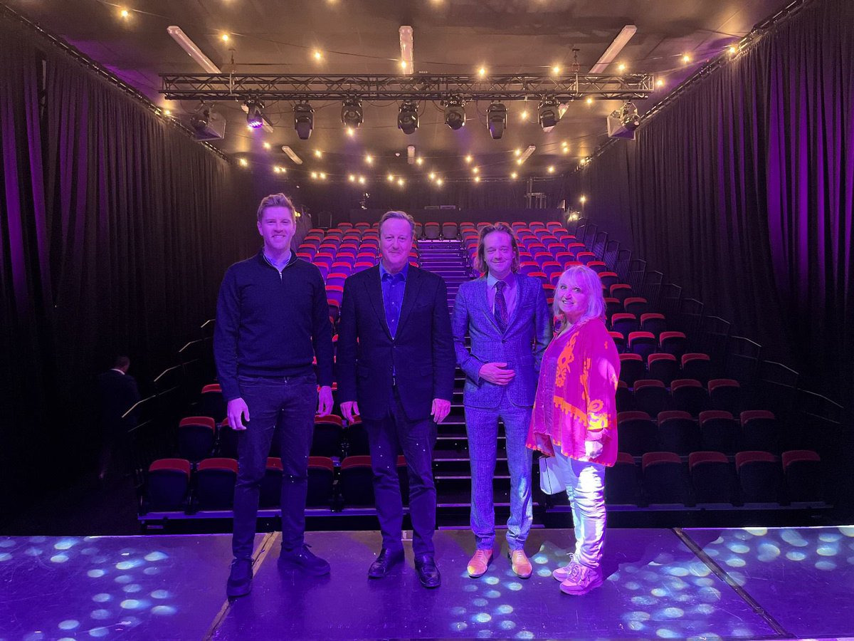 David_Cameron's tweet image. Great to join @DunfieldPrayero in Wimbledon, meeting volunteers from @Med_LL_Ukraine, a fantastic local initiative supporting those on the frontline in Ukraine; and visit innovative local businesses in Esher with @john_cope