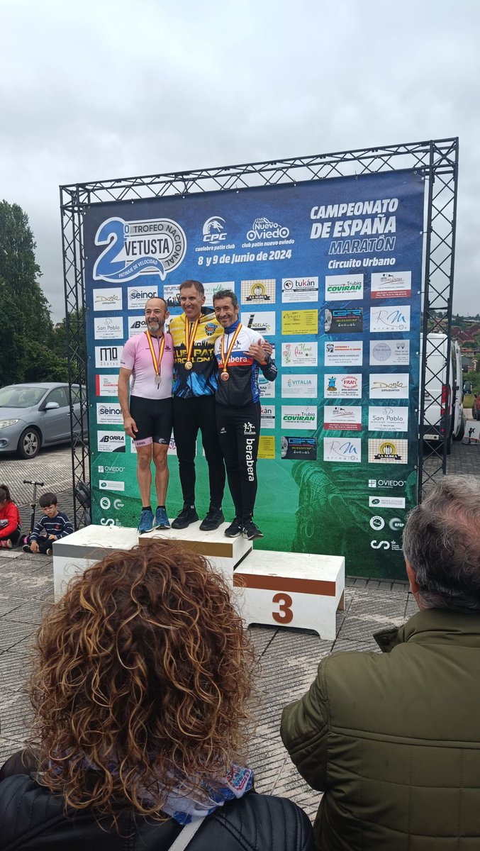 ClubPatiBCN's tweet photo. Tornem d'Oviedo subcampions d'Espanya de Marató absoluta amb @90MBVictor, l'or de la categoria M50 pel @CarlesBial i la lluitadíssima 7na posició absoluta femenina de la @LauraEsbrCorbel, recuperant-se de l'última lesió.
Amb el suport de @BCN_esports @Inerciashop i #parcdelforum https://t.co/cl3Vdp1DTa