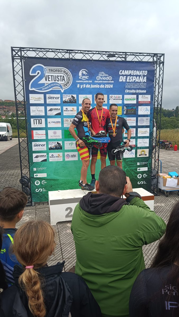 ClubPatiBCN's tweet photo. Tornem d'Oviedo subcampions d'Espanya de Marató absoluta amb @90MBVictor, l'or de la categoria M50 pel @CarlesBial i la lluitadíssima 7na posició absoluta femenina de la @LauraEsbrCorbel, recuperant-se de l'última lesió.
Amb el suport de @BCN_esports @Inerciashop i #parcdelforum https://t.co/cl3Vdp1DTa
