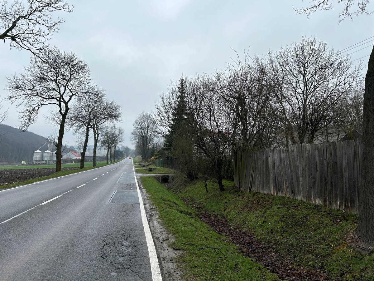 Gminy #Miechów oraz #Racławice ogłosiły w ostatnich dniach przetargi w formule "zaprojektuj/wybuduj"  na 14 km asfaltowej drogi dla rowerów i pieszych wzdłuż drogi wojewódzkiej DW783 od Bukowskiej Woli do Racławic, z terminem realizacji  do końca 2026/27 r
facebook.com/share/p/oUf2tZ…