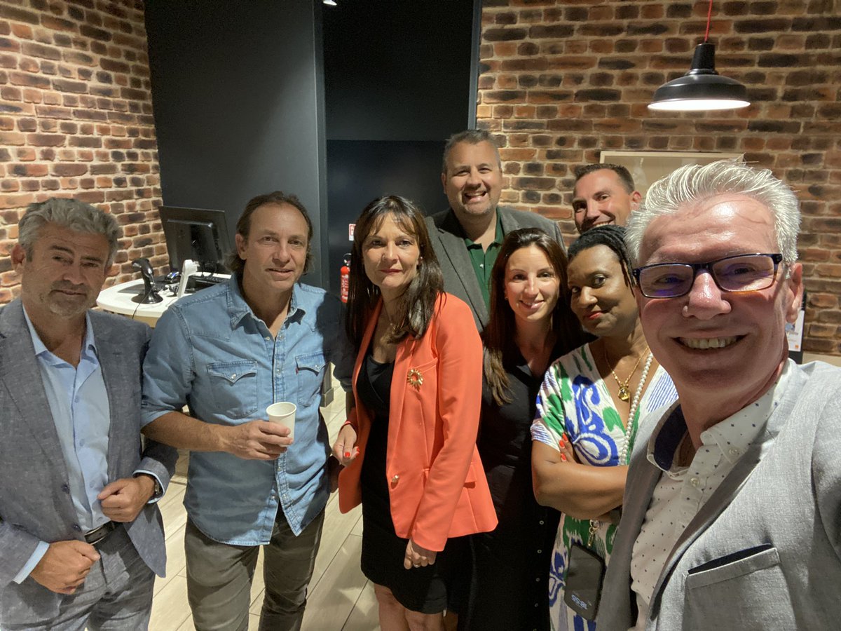 Beaucoup de monde ce soir dans notre <a href="/Orange_boutique/">Orange_boutique</a> de <a href="/VilledeReims/">Ville de Reims</a> pour accueillir Professionnels et sportifs dans le cadre des « rencontres Pro boutiques »👍
Merci <a href="/P_Candeloro/">Philippe Candeloro</a> et C Jammot pour cet échange inspirant et dynamique et bravo à la team <a href="/OrangeGrandEst/">Orange Grand Est</a> 🙏