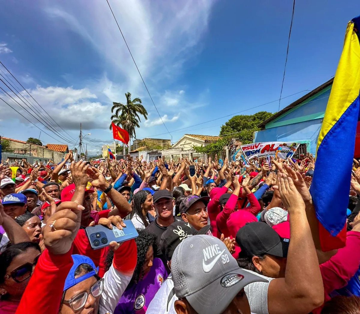 EpmSucre's tweet photo. !VENEZUELA NUESTRA! 

El pueblo de #Cumanaá desbordó las calles en una multitudinaria marcha, donde el amor, la pasión y una profunda muestra de lealtad a la Revolución Bolivariana y a nuestro presidente @NicolasMaduro se hicieron presente.

 #VenezuelaPotencia https://t.co/uR9G25yaJi