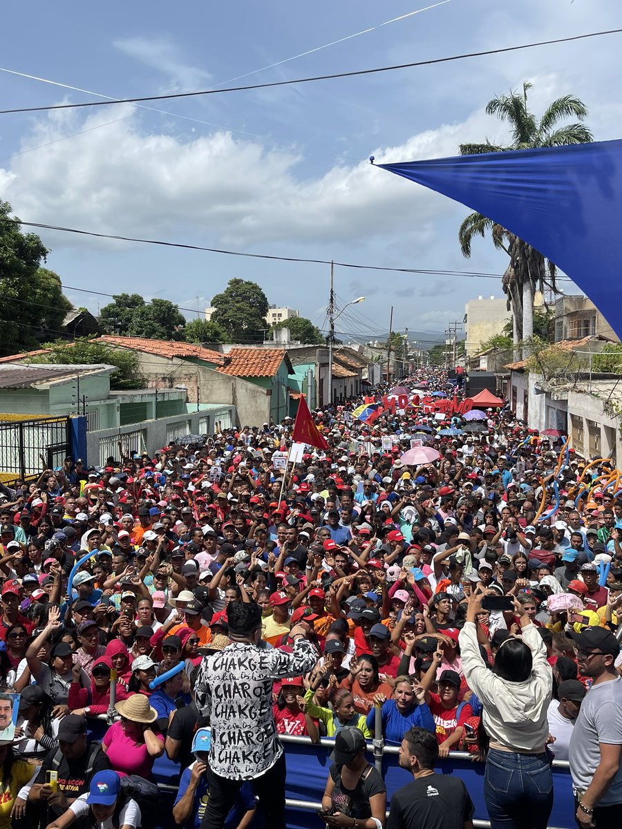 EpmSucre's tweet photo. !VENEZUELA NUESTRA! 

El pueblo de #Cumanaá desbordó las calles en una multitudinaria marcha, donde el amor, la pasión y una profunda muestra de lealtad a la Revolución Bolivariana y a nuestro presidente @NicolasMaduro se hicieron presente.

 #VenezuelaPotencia https://t.co/uR9G25yaJi