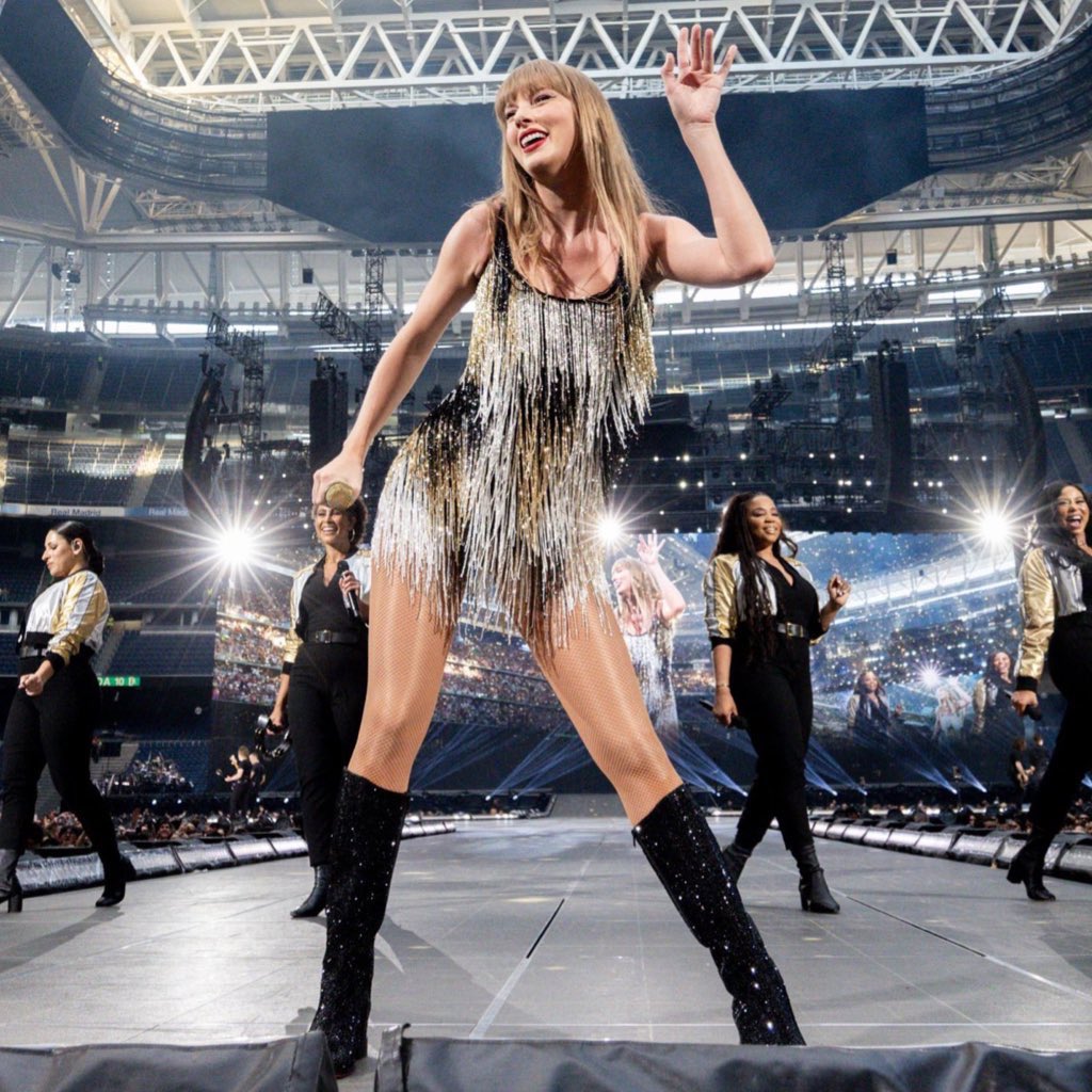 🚨| Taylor Swift's outfit for the "Fearless" era at tonight's show! 💛 #LiverpoolTSTheErasTour