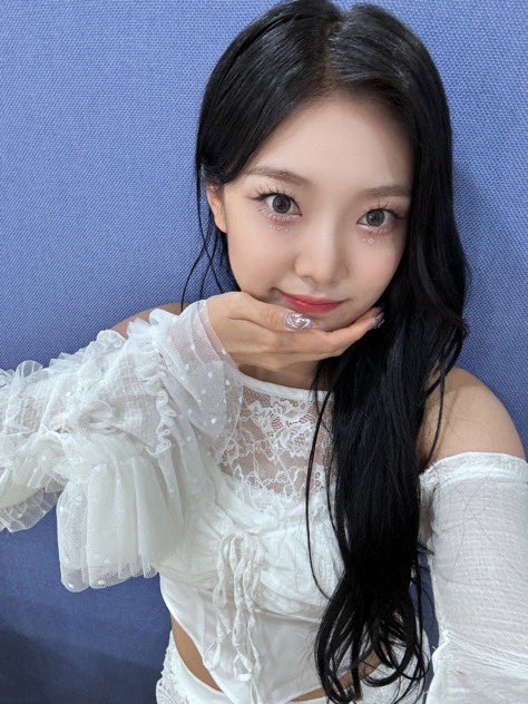 arabjoserim's tweet photo. 24.06.13 || تغطية-♡
تحديث الحساب الرسمي بصورة لاوندا 
🤍🍞
#EVERGLOW #ONDA #에버글로우 #온다 #EVERGLOW_ZOMBIE https://t.co/Aanr4nU6vi