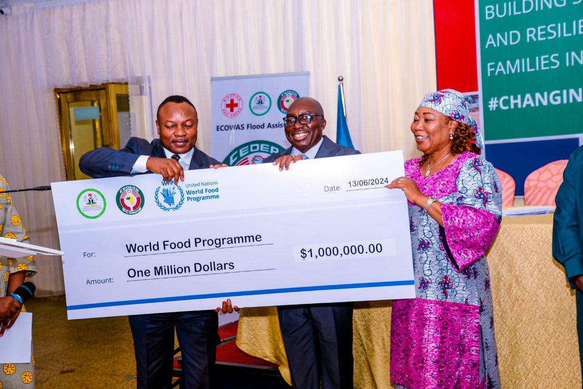 nrcs_ng's tweet photo. In a brief ceremony in Abuja, Nigeria, the Economic Community of West African States, ECOWAS has delivered cheques totaling nearly 2 million dollars to the World Food Program and the Nigeria Red Cross Society. 
@WFP 
@fmha_pa 
@ifrc 
@ICRC_Africa 
1/ https://t.co/jfFMReKevc