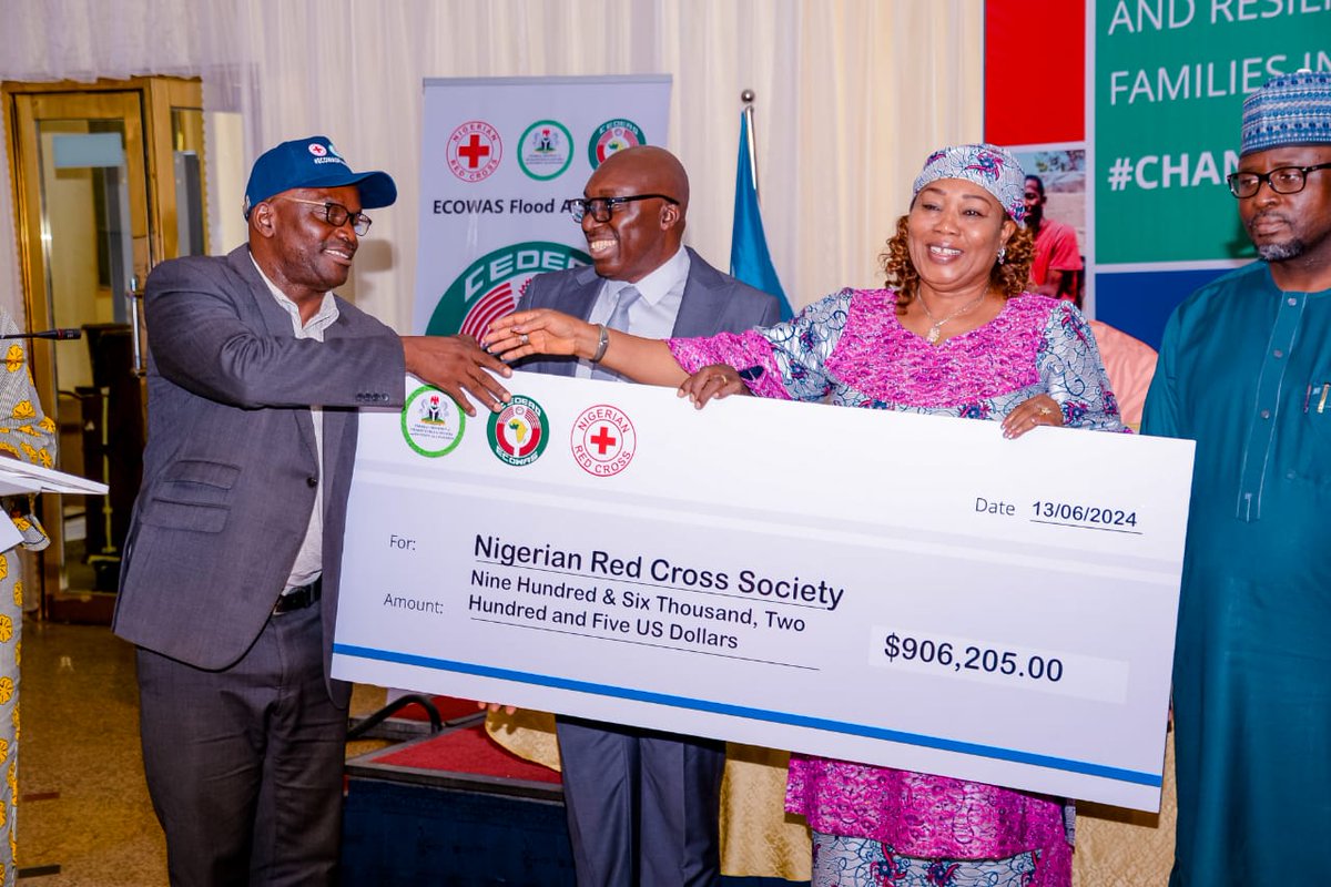 nrcs_ng's tweet photo. In a brief ceremony in Abuja, Nigeria, the Economic Community of West African States, ECOWAS has delivered cheques totaling nearly 2 million dollars to the World Food Program and the Nigeria Red Cross Society. 
@WFP 
@fmha_pa 
@ifrc 
@ICRC_Africa 
1/ https://t.co/jfFMReKevc