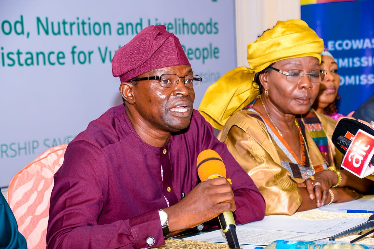 nrcs_ng's tweet photo. In a brief ceremony in Abuja, Nigeria, the Economic Community of West African States, ECOWAS has delivered cheques totaling nearly 2 million dollars to the World Food Program and the Nigeria Red Cross Society. 
@WFP 
@fmha_pa 
@ifrc 
@ICRC_Africa 
1/ https://t.co/jfFMReKevc