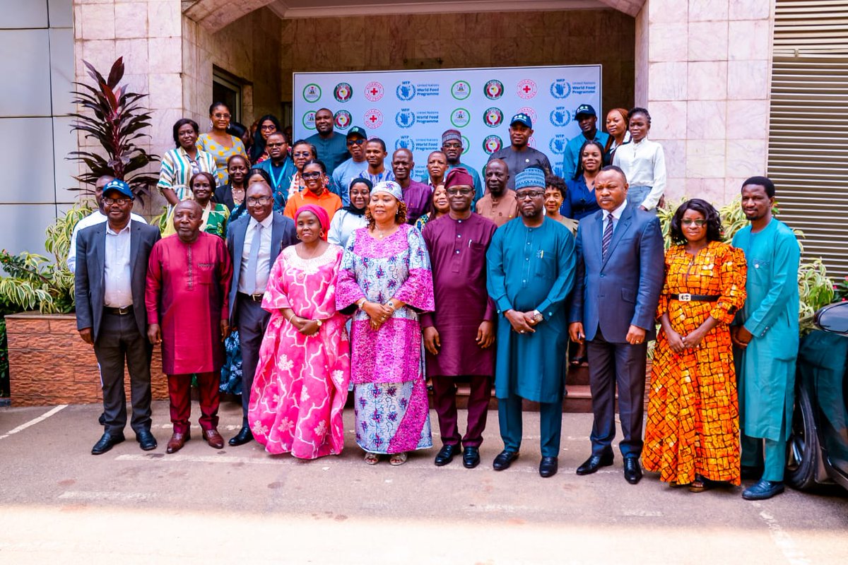 nrcs_ng's tweet photo. In a brief ceremony in Abuja, Nigeria, the Economic Community of West African States, ECOWAS has delivered cheques totaling nearly 2 million dollars to the World Food Program and the Nigeria Red Cross Society. 
@WFP 
@fmha_pa 
@ifrc 
@ICRC_Africa 
1/ https://t.co/jfFMReKevc