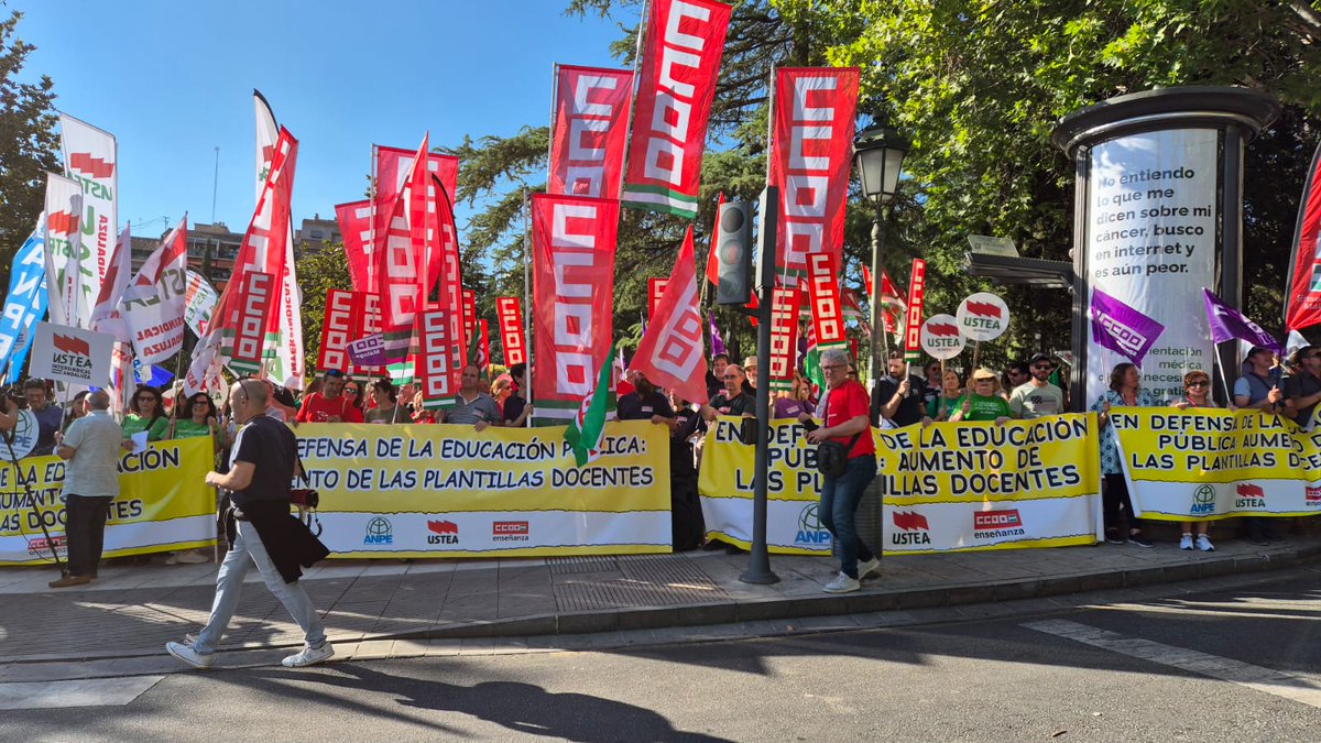YOLANDACCOOMA's tweet photo. Hoy @CCOOEnseMalaga vuelve a la calle con una concentración en #Granada exigiendo a @EducaAnd, q rompió las negociaciones, retomarlas y apostar por un aumento d plantillas, bajada d ratios, más y mejor atención a la diversidad, menos burocracia... más calidad para nuestro futuro https://t.co/lIz5beegU8