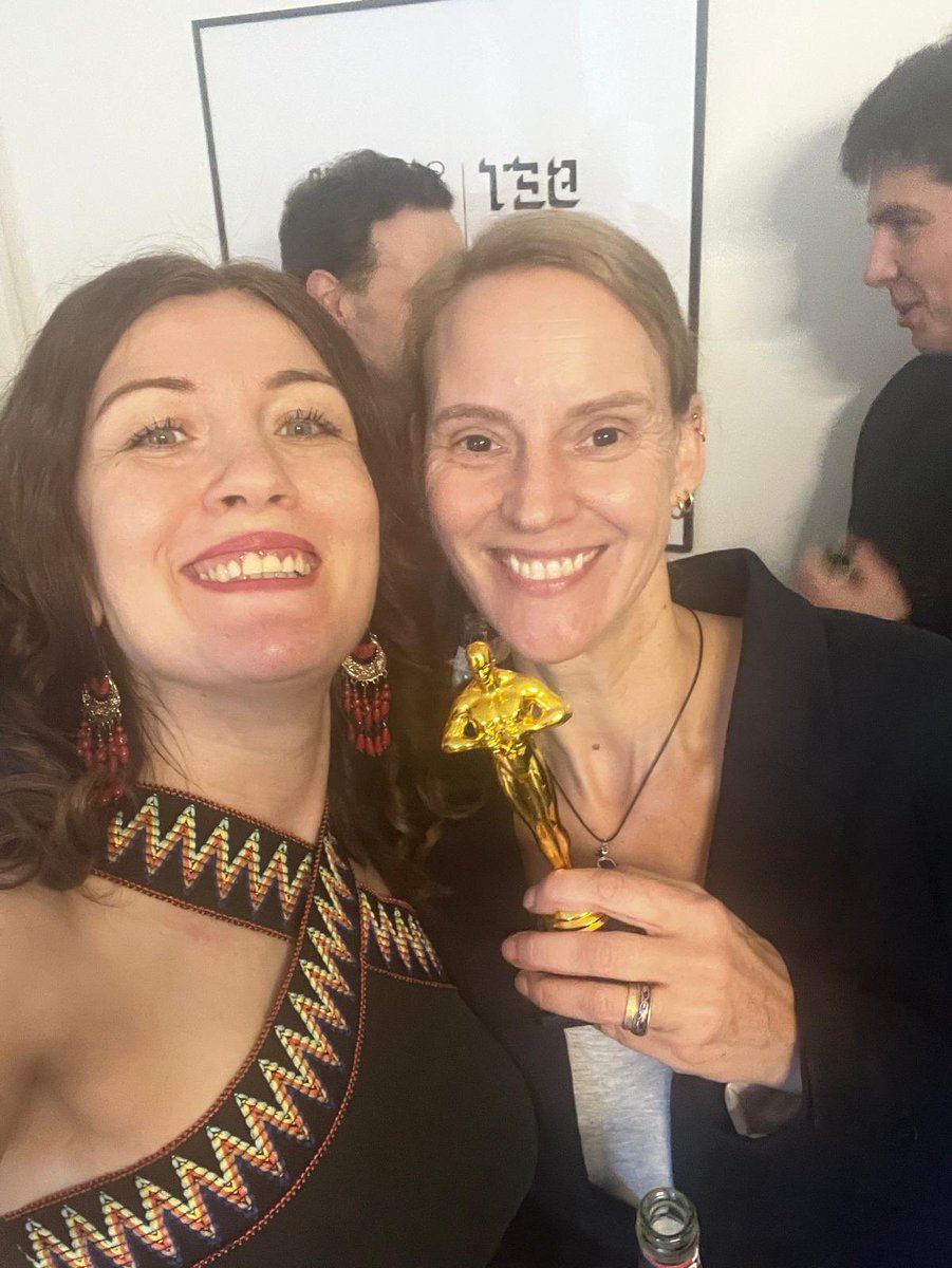 immosiv's tweet photo. Gestern gab es bei  Keller Williams Berlin beim Team &amp; Friends Abend Oskars für besondere Leistungen und Engagement 🎉 Dankeschön, hab mich sehr gefreut und er bekommt natürlich einen Ehrenplatz 👍🏻

#Immosiv #realestate  #kellerwilliams #hauskauf #wohnungskauf #kwberlin https://t.co/kPTlfw8p2w