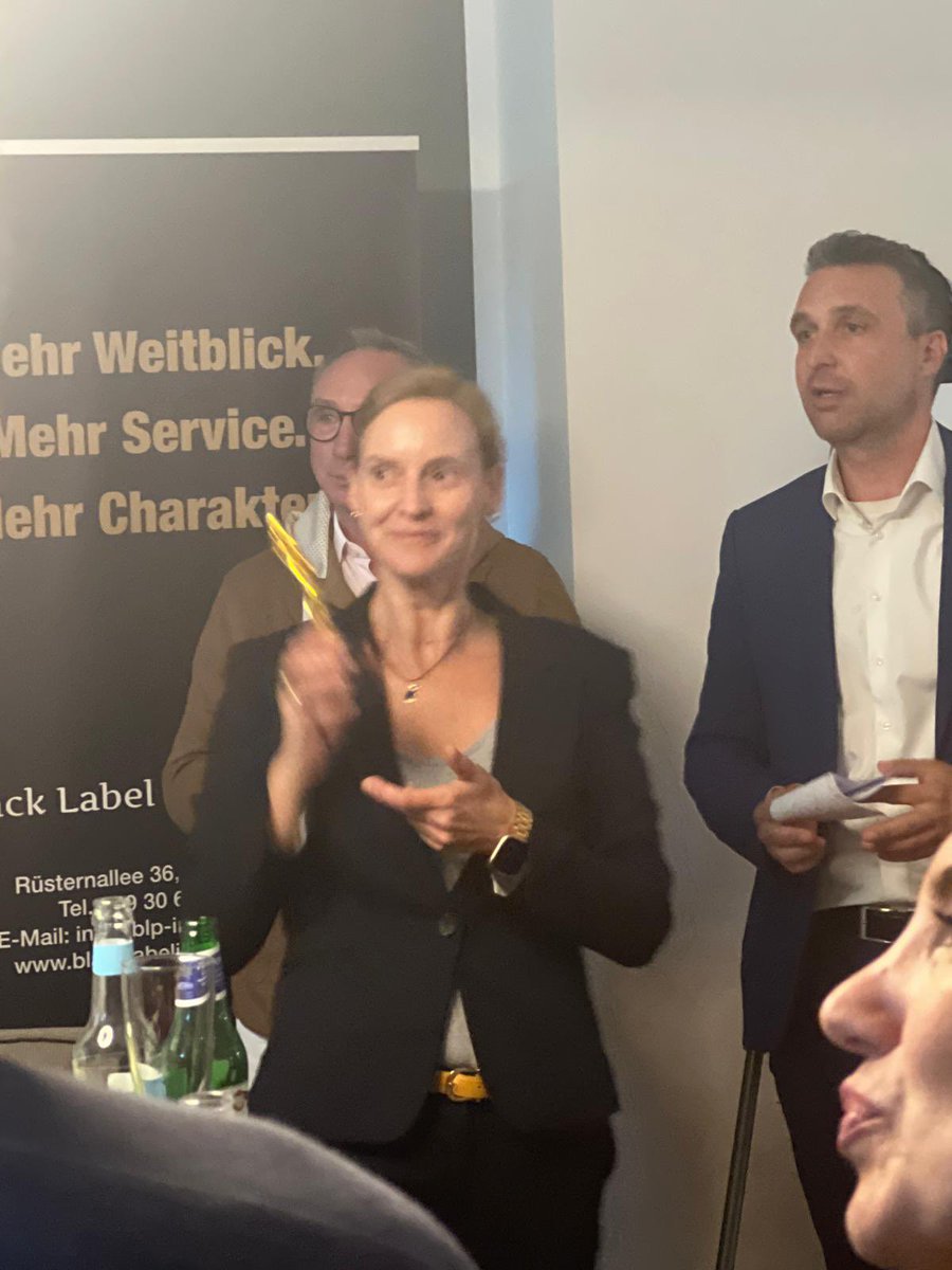 immosiv's tweet photo. Gestern gab es bei  Keller Williams Berlin beim Team &amp; Friends Abend Oskars für besondere Leistungen und Engagement 🎉 Dankeschön, hab mich sehr gefreut und er bekommt natürlich einen Ehrenplatz 👍🏻

#Immosiv #realestate  #kellerwilliams #hauskauf #wohnungskauf #kwberlin https://t.co/kPTlfw8p2w