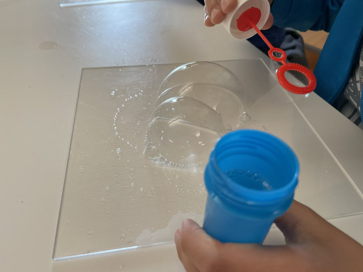 MISS_sciences's tweet photo. 13/06 - La 1ère de quatre L3 auj. avec l’atelier Bulles et mousse et une classe de CM2 de @Palaiseau91. En parallèle, d’autres L3 se forment à l’atelier Vie dans le sol avec des élèves de 6e en segpa de @Savigny_Off_91
@CDEssonne #CD91 https://t.co/9Mhar1CY4F