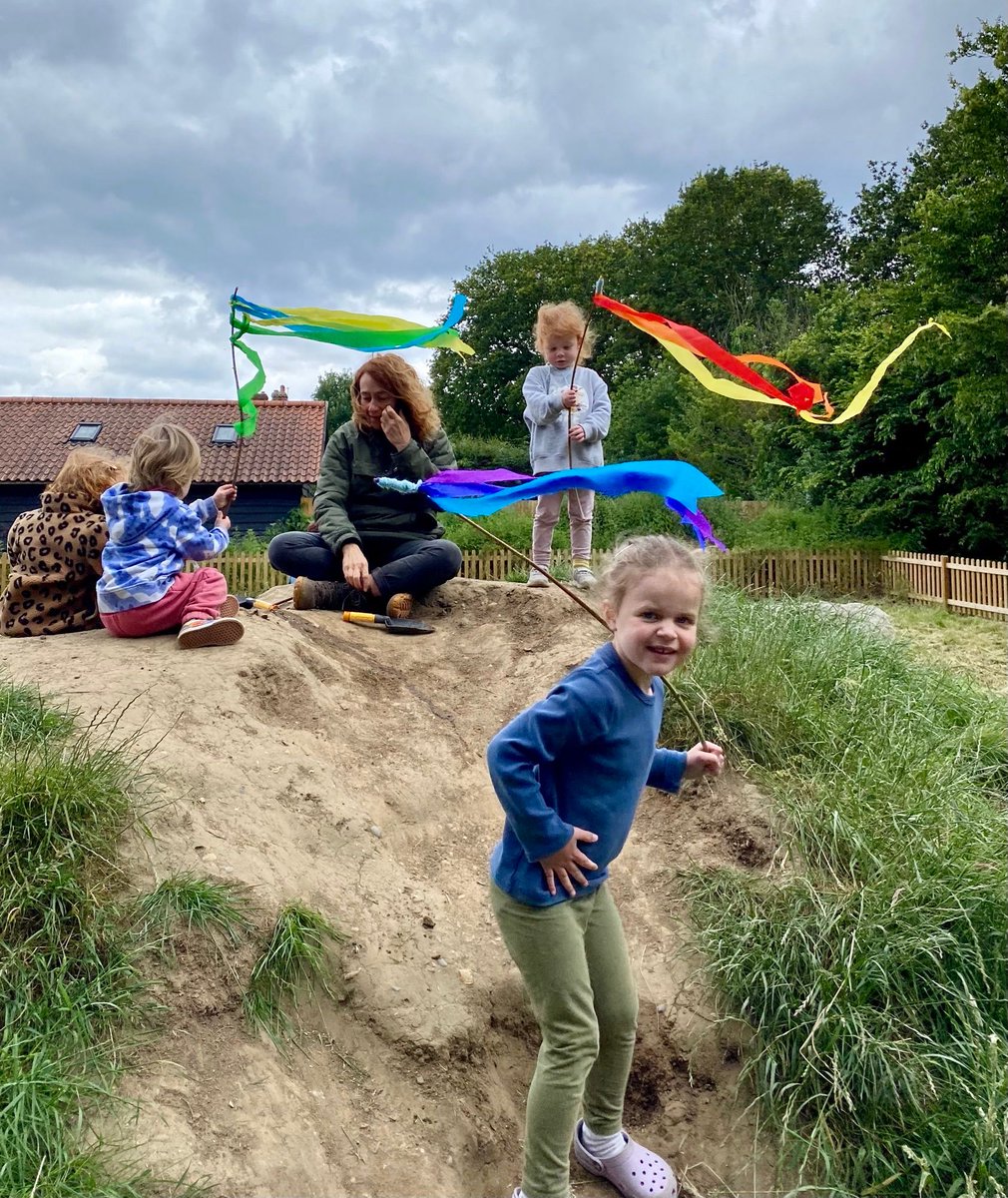 TindersticksCIC's tweet photo. Today at Little Owls, we celebrated the Summer Solstice by making sun catchers and colorful streamers to dance with. Join us next week at West Ham Park to learn all about Birds! https://t.co/gU1Hc3jJvu https://t.co/fuBI0aRROQ