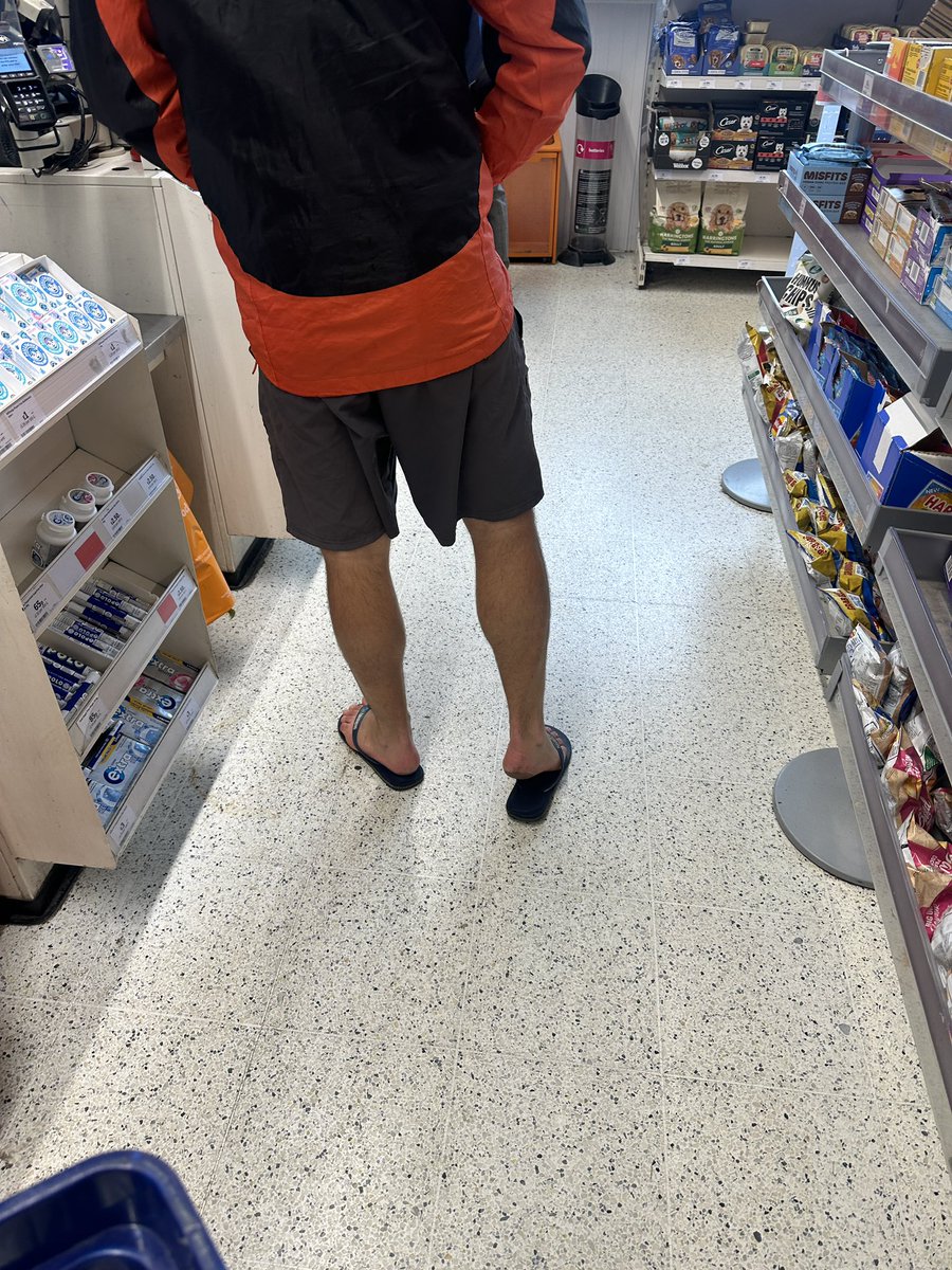 I thoroughly dislike flip flops at the best of times, but this combo with the shorts and cagoule on a cold, wet and windy Thursday afternoon really takes this biscuit! 😂
#flipflopsshouldonlybeallowedonthebeach