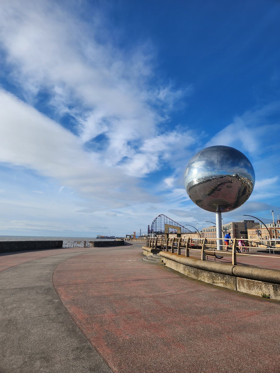 We were in Blackpool a couple of weeks ago. I loved it as a kid and wanted to share that joy with mini MSE, so this was actually her third time there and she loves it, as do we. Huge great, long, wide sandy beach; rides at the pleasure beach, tuppenny machines, water parks and