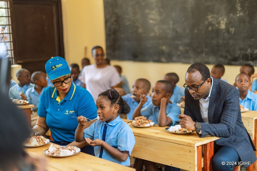 jnabdallah's tweet image. Mwakoze cyane #Minister @gtwagirayezu ,

🤔Dusubize amaso inyuma twibuke twiga #Primaire, maze twirebe dufatira ifunguro ku ishuri 😋 

Twese abagize Umuryango Nyarwanda, muze #DusangireLunch na barumuna bacu.
Reka nkoreshe code noherereze École Primaire de Gasiza 😂😂 *182*3*10#