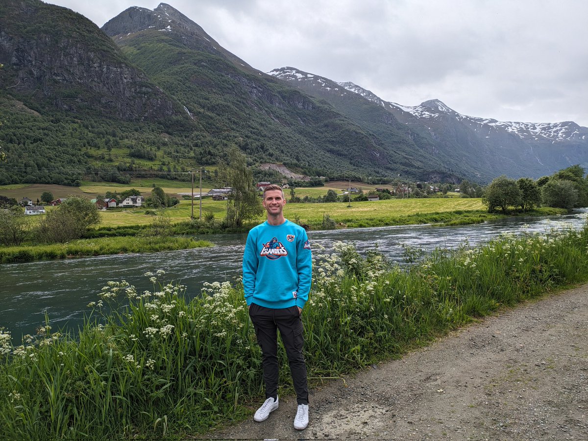 NYIUKSupporters's tweet image. I went to Norway last week and had to represent 🟦🟧 I even took my @OysterBayBrewin barn rocker hoodie to spread the love! #alwaysrepresent #Isles