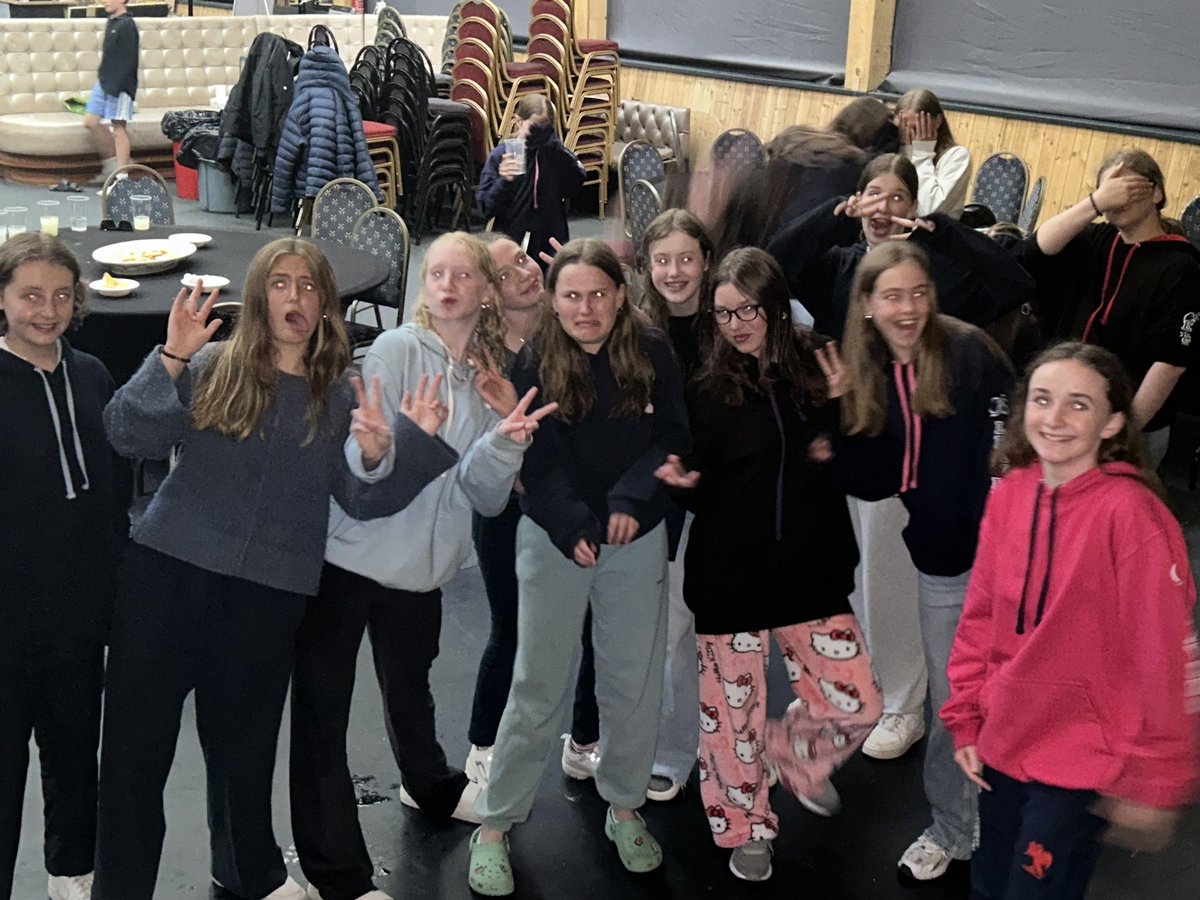 The usual gender mixing at the Disco 😜