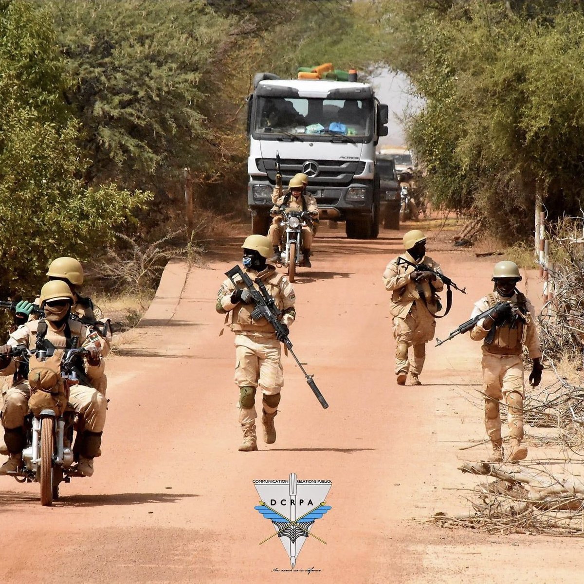 CheickIbtidiani's tweet image. 📍#Burkina | Alerte fakenews 🤷🏿‍♂️

Des individus mal intentionnés ont réalisé une réplique grotesque de la page Facebook de l'#EMGA dans le but de #manipuler l'opinion publique à travers la publication de 𝐟𝐚𝐮𝐬𝐬𝐞𝐬 𝐢𝐧𝐟𝐨𝐫𝐦𝐚𝐭𝐢𝐨𝐧𝐬. Ces actes constituent un #délit et