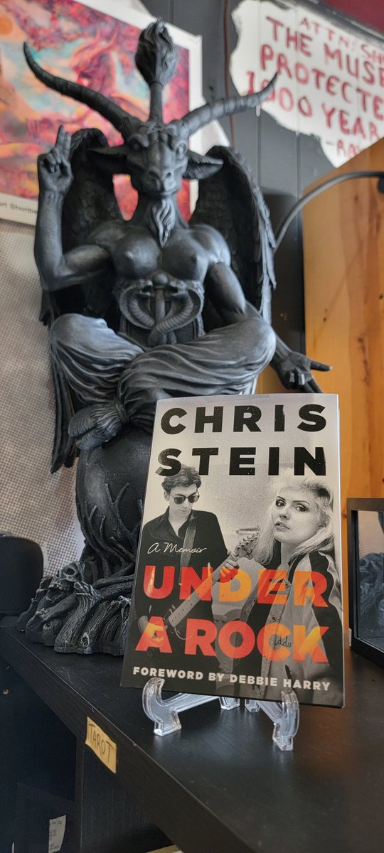 The heat is scaring off the tourists. At least I have <a href="/chrissteinplays/">Cʜʀɪs Sᴛᴇɪɴ</a>'s memoir to read.