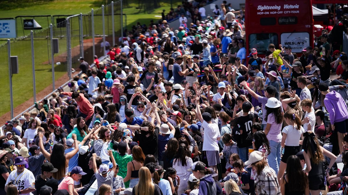 Over 5000 fans are in attendance this afternoon for Mayfair Optometric's School Spirit Day!

HarbourCats down 1-0 in the sixth inning.

WATCH LIVE: hcats.tv

#HarbourCats #YourSummerLivesHere #HomeTeam #Baseball #YYJ
