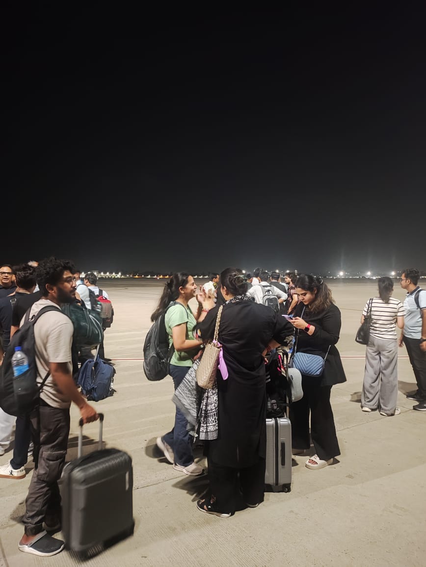 SamirNyk's tweet photo. This is unacceptable from @AirIndiaX  as seen in photos, they just raised their hands and given up on passengers at middle of the night. Ppl were asked to deboard and find own accommodation at this hour(1am). @PMOIndia @CMO_Odisha @DGCAIndia https://t.co/excFrOf0FV