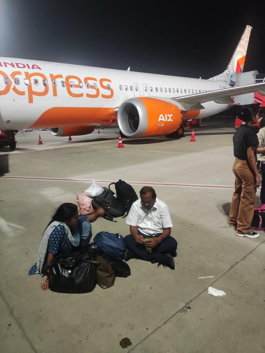SamirNyk's tweet photo. This is unacceptable from @AirIndiaX  as seen in photos, they just raised their hands and given up on passengers at middle of the night. Ppl were asked to deboard and find own accommodation at this hour(1am). @PMOIndia @CMO_Odisha @DGCAIndia https://t.co/excFrOf0FV