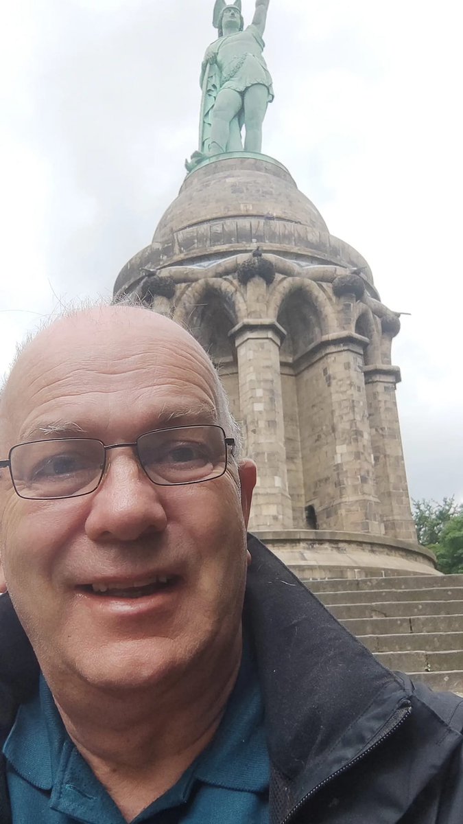 MBaehr1's tweet image. Im Leben gibt es Höhen und Tiefen, aber genau das macht den Weg spannend! 🌞🌑 Hier am Hermannsdenkmal wird mir klar: Jede Herausforderung ist meisterbar. 💪

#MotivationMontag #LebenGenießen