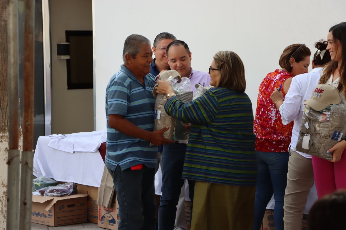 Nuestra presidenta honoraria, Patricia López Navarro y el director general, Luis Alberto Ceseña Romero, entregaron uniformes a las y los colaboradores de las diferentes categorías de este Sistema Estatal DIF, con una inversión de más de 280 mil pesos.