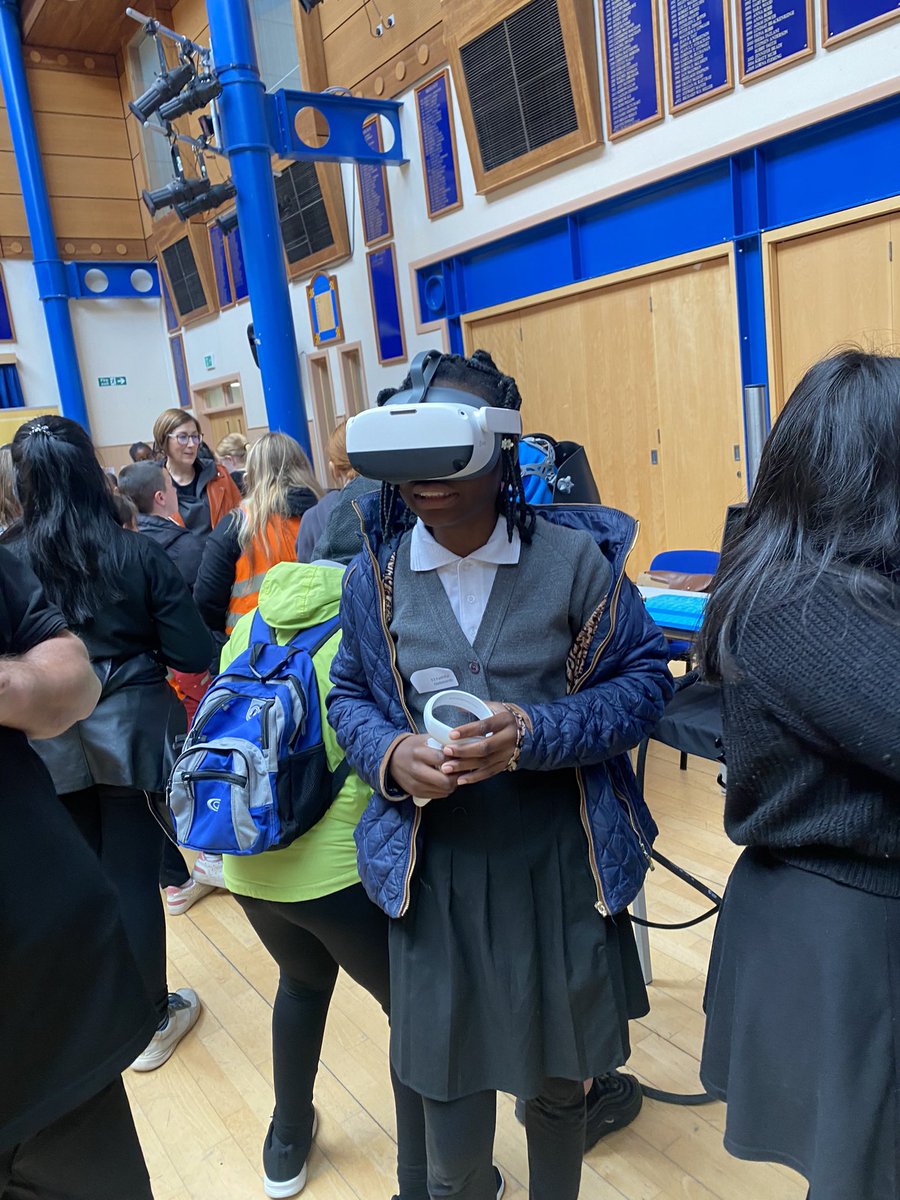 StobswellSTEM's tweet photo. @dundeelibraries also brought along some really engaging tech for the learners to test out. https://t.co/L9TBDPqbuO